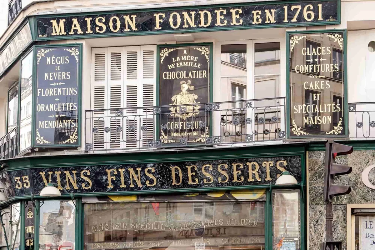 Façade de la boutique historique À la Mère de Famille à Paris