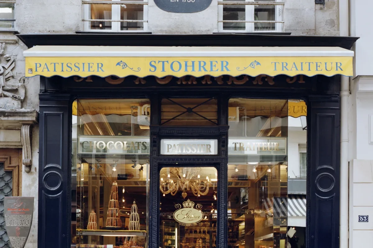 Façade de la pâtisserie historique Stohrer rue Montorgueil à Paris