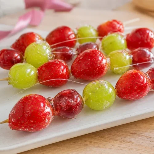 Tanghulu recette facile aux fraises et raisins sous une coque de sucre transparente